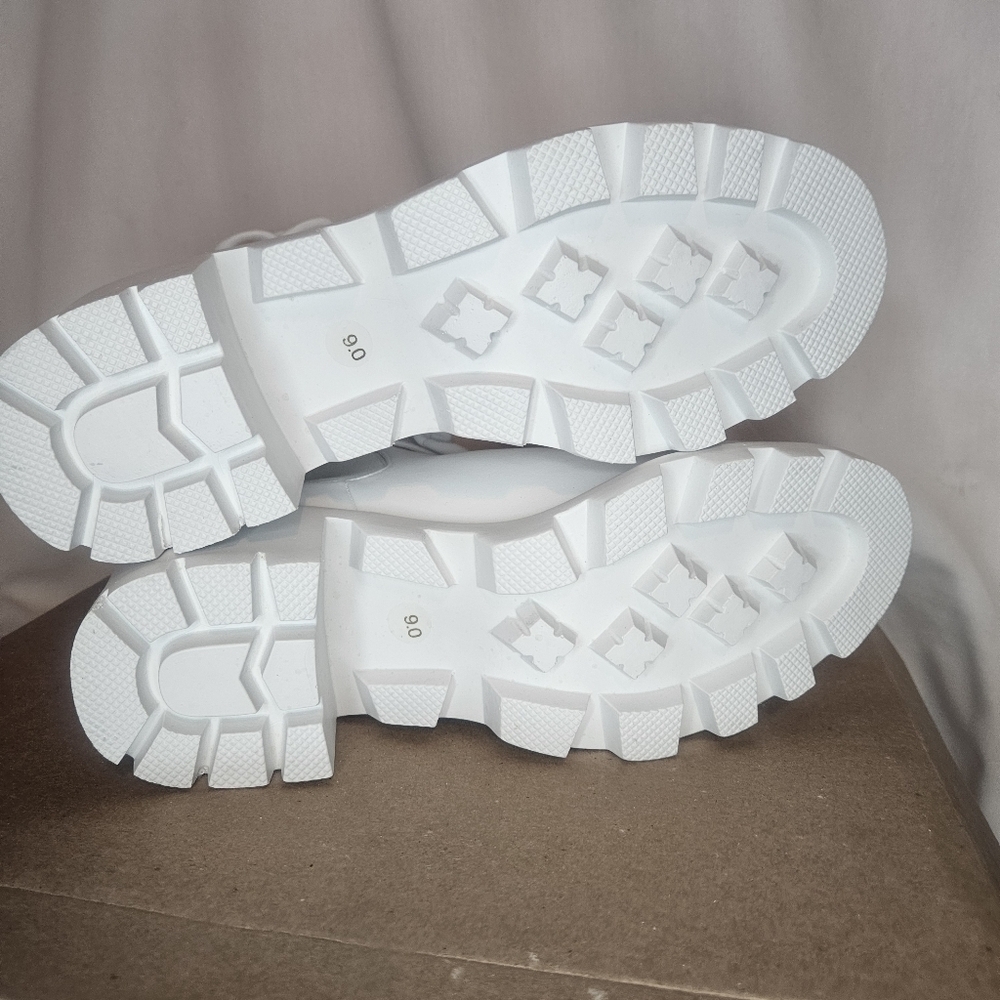 Steve Madden Amulet Chain Bootie Lug Heel White Sz 9 NWT Retail $130 - Picture 11 of 14
